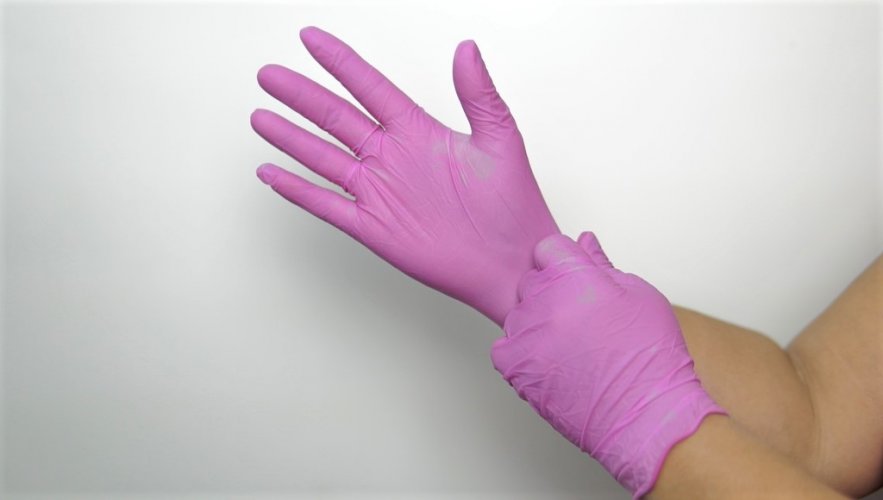 Luvas coloridas e todo o enxoval hospitalar para o Outubro Rosa