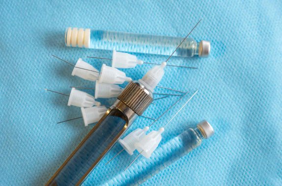 Saiba a diferença do tubete anestésico odontológico de vidro e o de plástico e qual é o mais recomendado ser utilizado